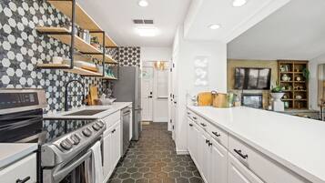 Réfrigérateur, four à micro-ondes, un four, surface de cuisson