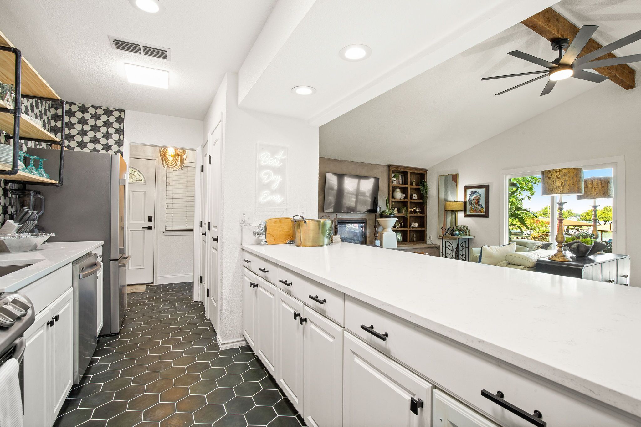 Réfrigérateur, four à micro-ondes, un four, surface de cuisson