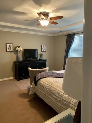 3 habitaciones, escritorio, tabla de planchar con plancha y wifi gratis