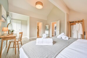 4 soverom, strykejern/-brett, internettilgang og sengetøy