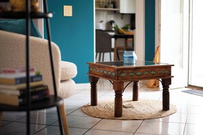 Books, music library, stereo - Colors and nature in the quiet of Maison Claire. (Gravedona ed Uniti)