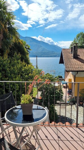 Outdoor dining - Colors and nature in the quiet of Maison Claire. (Gravedona ed Uniti)