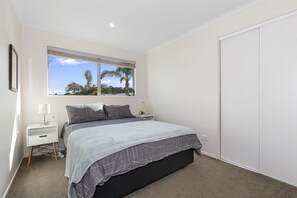 5 bedrooms, iron/ironing board, WiFi