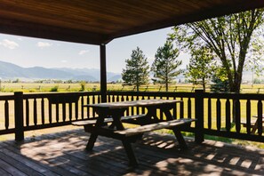 Outdoor dining - Yellowstone Cabin #5 at Gallatin Canyon Cabins (Gallatin Gateway)