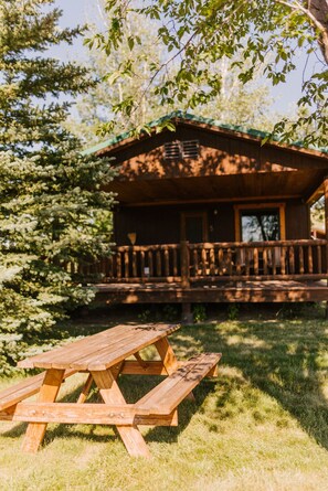 Outdoor dining - Yellowstone Cabin #5 at Gallatin Canyon Cabins (Gallatin Gateway)
