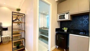 Design Double Room | Living area | 32-inch flat-screen TV with cable channels, TV - ESC - Aeroporto Congonhas By Anora Spaces (São Paulo)