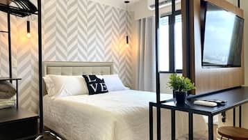 Estúdio design | 1 quarto, escrivaninha, espaço de trabalho para notebook