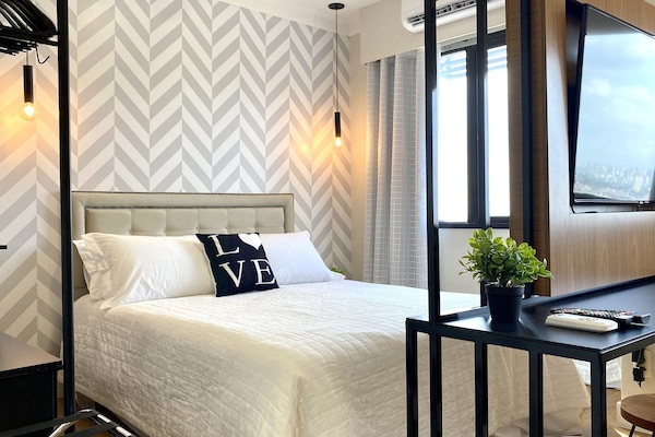 1 habitación, escritorio y espacio para trabajar con laptop