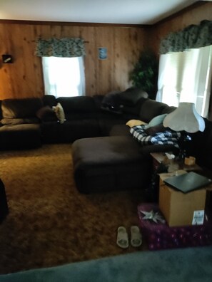 Living area - SPACIOUS 4bed/1.5bath EAA Rental- 5min from Wittman Airport!! (Oshkosh)