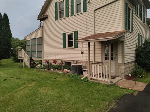 SPACIOUS 4bed/1.5bath EAA Rental- 5min from Wittman Airport!!