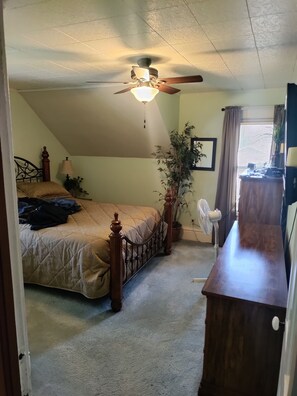 4 bedrooms, WiFi - SPACIOUS 4bed/1.5bath EAA Rental- 5min from Wittman Airport!! (Oshkosh)