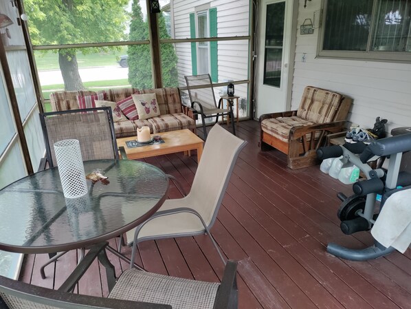Outdoor dining - SPACIOUS 4bed/1.5bath EAA Rental- 5min from Wittman Airport!! (Oshkosh)