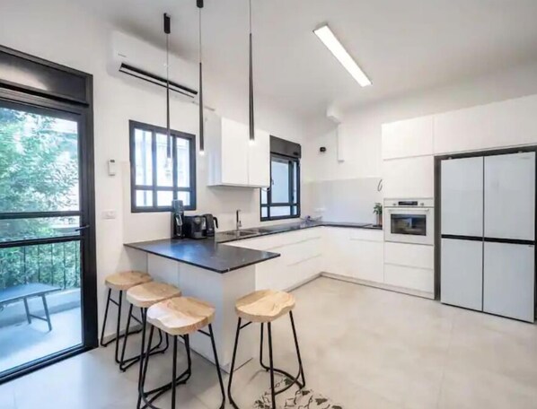 Frigorifero, microonde, forno, piano cottura