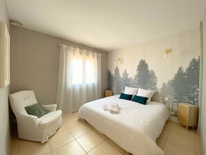 2 slaapkamers, een bureau, een strijkplank/strijkijzer, reisbedje
