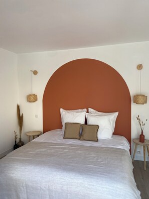 4 bedrooms, desk, iron/ironing board, travel crib
