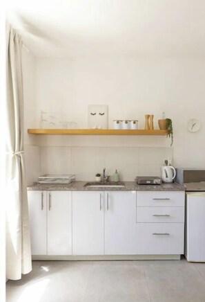 Private kitchen - Sun Balcony Studio|Steps from Rothschild Boulevard (Tel Aviv)