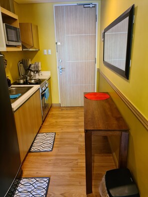 Jääkaappi, mikroaaltouuni, vedenkeitin, leivänpaahdin