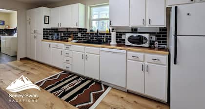 Large, Comfortable Home | Sleeps 8 | On the Clearwater River | Dog Friendly