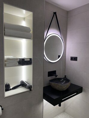 Combined shower/bathtub, hair dryer, bidet, towels