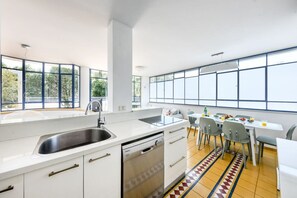 Fridge, microwave, oven, stovetop - Spacious 3BR Penthouse w Rooftop 7 min from Beach (Tel Aviv-Yafo)