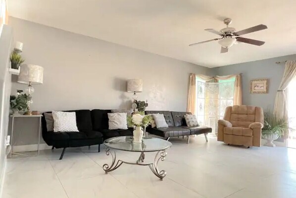 Living area - Cozy retreat for business professionals and family stays. (El Mirage)