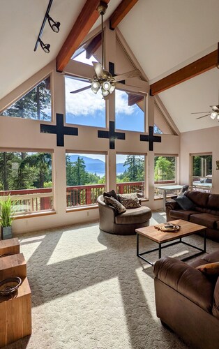 Incredible Views | 3bd Villa / Ping pong, Garden, 1 mile from Beach! 