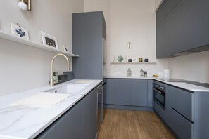 Réfrigérateur, four, lave-vaisselle, cafetière/bouilloire