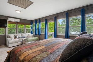 4 bedrooms, desk, iron/ironing board, WiFi - Dockside Getaway Lakefront, Campfire, Cooking Area (Shell Knob)