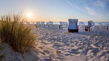 Una playa cerca, sillas reclinables de playa