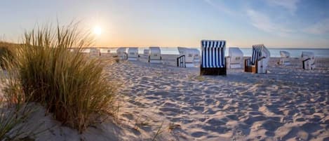 Una spiaggia nelle vicinanze, lettini da mare