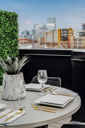 Dining - 380sq ft Private Downtown Terrace 1mi Broadway (Nashville)