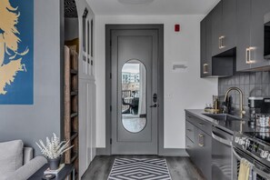 Fridge, microwave, oven, stovetop - 380sq ft Private Downtown Terrace 1mi Broadway (Nashville)