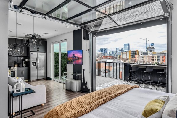 1 bedroom, iron/ironing board, free WiFi, bed sheets - 380sq ft Private Downtown Terrace 1mi Broadway (Nashville)