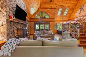 Téléviseur, foyer, table de baby-foot