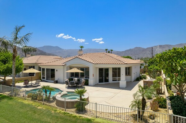 A residential property with a swimming pool, patio furniture, and a view of mountains. - La Quinta Golf Course View Very private & Quiet Old Town La Quinta 3 Bd & 4 Bath (La Quinta)