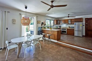 Kylskåp, mikrovågsugn, ugn och spishäll