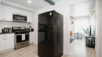 Jääkaappi, mikroaaltouuni, uuni, liesi