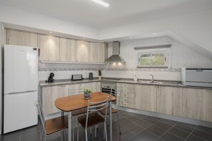 Réfrigérateur, four à micro-ondes, un four, surface de cuisson