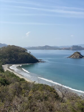 Playa en los alrededores, camastros y toallas de playa