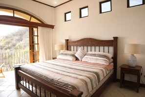 6 Schlafzimmer, Zimmersafe, Schreibtisch, Bügeleisen/Bügelbrett