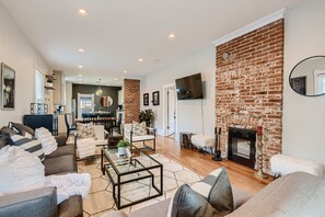 Smart TV, chimenea, futbolito y estéreo 