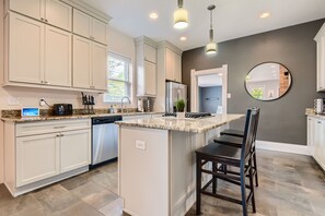 ثلاجة، ميكروويف، فرن، موقد طهي مسطح