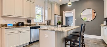 LoHi Retreat, Walk to Downtown, Game Room, Huge Backyard, Sleeps 12, Garage