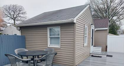 Newly renovated studio bungalow six minutes walking distance from the DE Bay