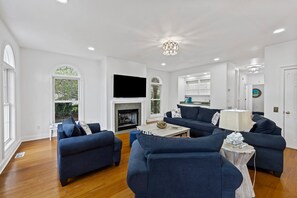 Téléviseur connecté, foyer, table de baby-foot