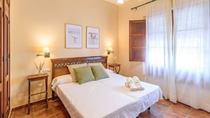8 bedrooms, travel cot, WiFi