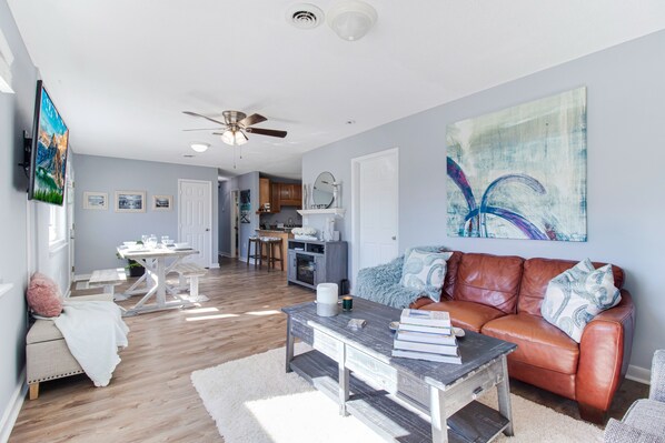 Smart TV, fireplace, books, stereo