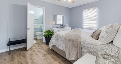 Peaceful Sunshine Cottage walk to waterfront family friendly