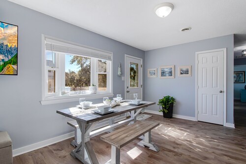 Peaceful Sunshine Cottage walk to waterfront family friendly 