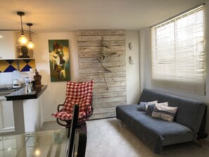 Standardlejlighed | Opholdsområde | 32-tommers fladskærms-tv med kabelkanaler, tv